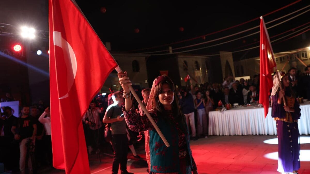 Tüyleri Diken Diken Eden Milli Coşku

Gösteri sırasında sergilenen danslar, izleyicilere yalnızca bir sahne performansı değil; zaferin, özgürlüğün ve millet olma bilincinin görsel bir ifadesini sundu. 