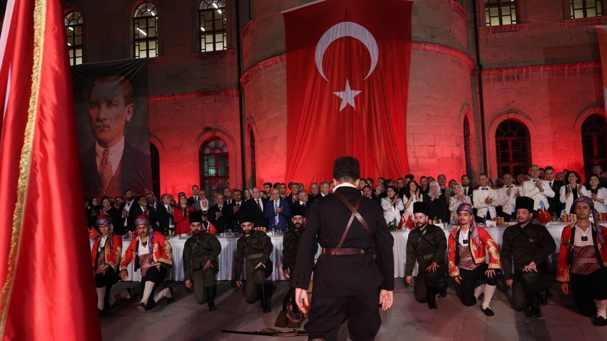 Gösterinin Yıldızı: Halk Oyunları

Resepsiyonun en dikkat çekici ve unutulmaz anı ise, Gençlik ve Spor İl Müdürlüğü’ne bağlı 30 kişilik halk oyunları ekibinin sahnelediği gösteri oldu. Geleneksel motifleri modern sahne unsurlarıyla birleştiren ekip; müzikal, dans, drama ve tiyatro öğelerini ustalıkla harmanladı. Türk kültürünün zenginliğini yansıtan bu performans, salondaki herkese adeta milli bir şölen yaşattı.