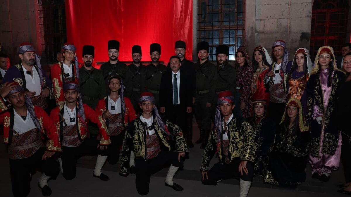 Ritmik adımlar, gururu simgeleyen kostümler ve sahneye hâkim olan güçlü enerji, tüm davetlilerin tüylerini diken diken etti. Katılımcılar, alkışlarla sık sık gösteriye eşlik ederek milli coşkuya ortak oldu.
