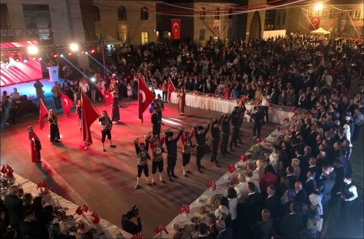 Katılımcılar, program sonunda gösteriye katılan gençleri ayakta alkışladı. Gösteri, 30 Ağustos Zafer Bayramı resepsiyonunun unutulmaz anı olarak hafızalara kazındı.
