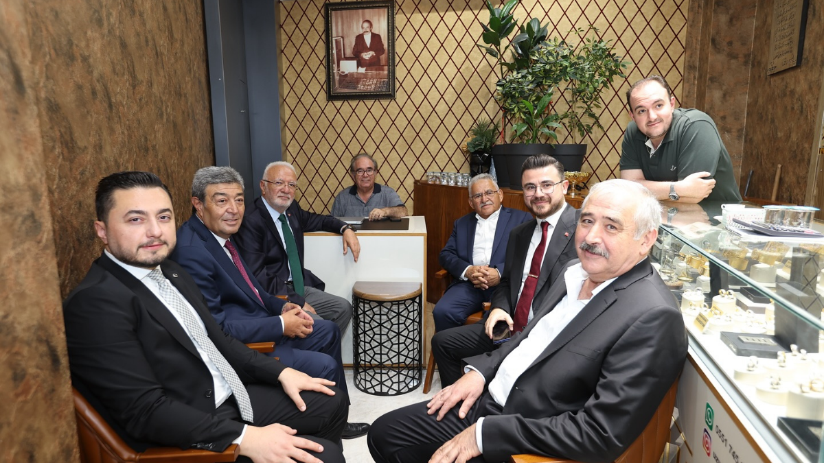 Kayseri Büyükşehir Belediye Başkanı Dr. Memduh Büyükkılıç, Ak Parti Genel Başkan Vekili Mustafa Elitaş Ve Protokol Üyeleriyle Birlikte Tarihi Kazancılar Çarşısı’nda Esnaf Ziyareti Gerçekleştirer
