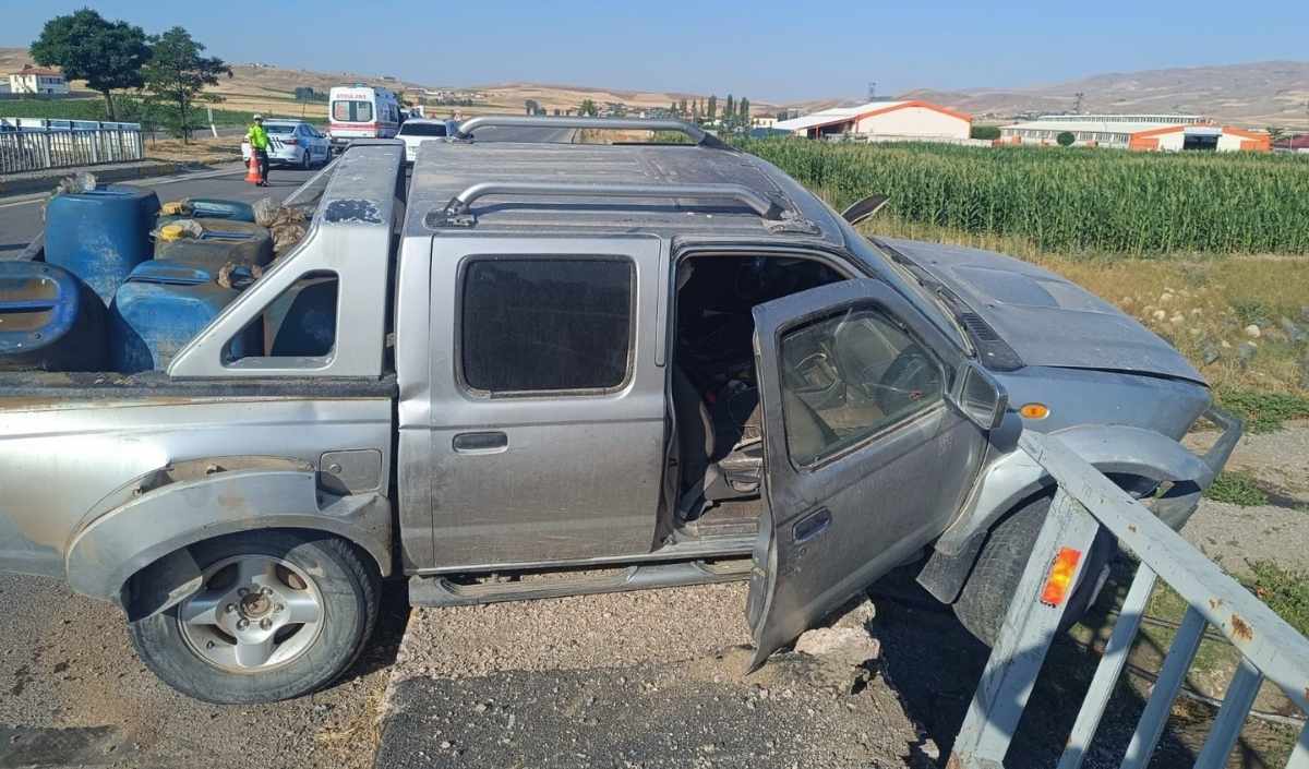 Kayseri Yolunda Kaza! Arpa Yüklü Traktör Ile Otomobil Çarpıştı (1)