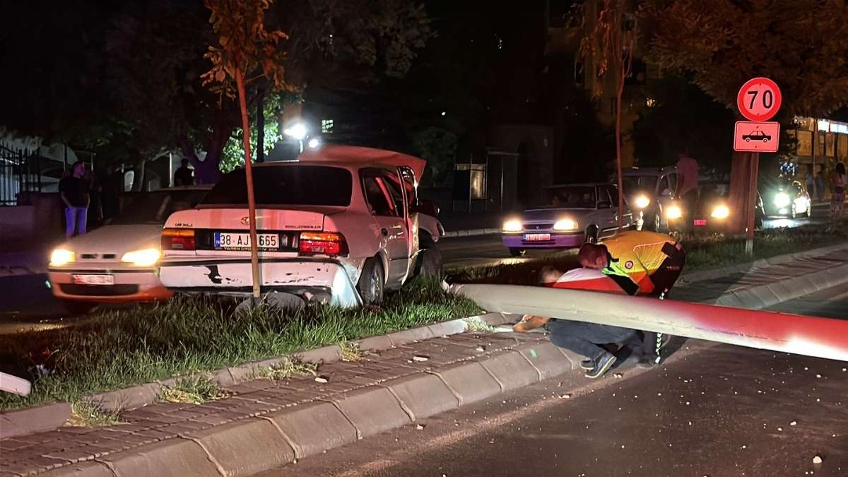 Kayseri’de 17 Yaşındaki Ehliyetsiz Sürücü Direğe Çarptı! (1)