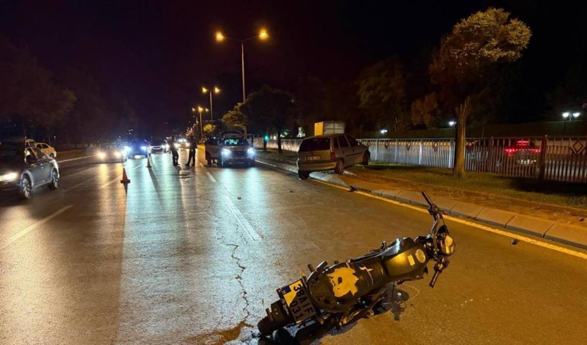 Kayseri’de Dehşet Anları Motosiklet 50 Metre Savruldu, Otomobil Refüje Çıktı (1)