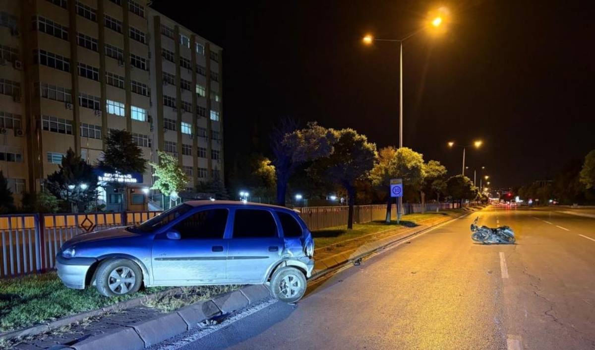 Kayseri’de Dehşet Anları Motosiklet 50 Metre Savruldu, Otomobil Refüje Çıktı (3)