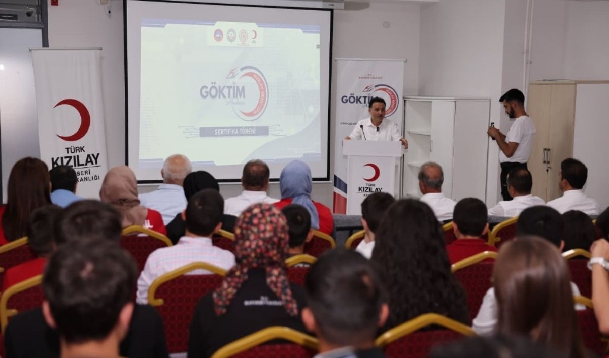 Kayseri’de Gökti̇m Akademi’de Eğitimlerini Başarıyla Tamamlayan Öğrenciler, Vali Gökmen Çiçek’in Katılımıyla Düzenlenen Törenle Katılım Sertifikalarını Aldı (2)