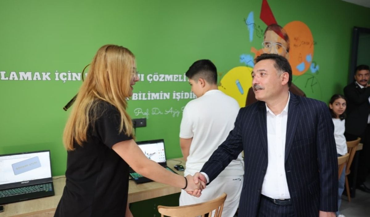 Kayseri’de Gökti̇m Akademi’de Eğitimlerini Başarıyla Tamamlayan Öğrenciler, Vali Gökmen Çiçek’in Katılımıyla Düzenlenen Törenle Katılım Sertifikalarını Aldı (3)