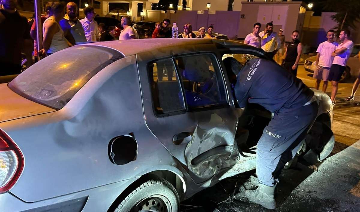 Kayseri'de Iki Araç Birbirine Girdi! Kazada Kadın Arabada Sıkıştı (1)