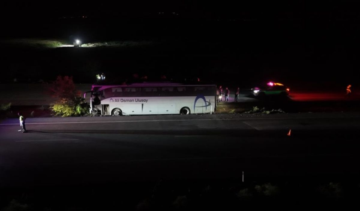 Kayseri’de Yolcu Otobüsü Refüje Çıktı 1 Ölü, 13 Yaralı (1)