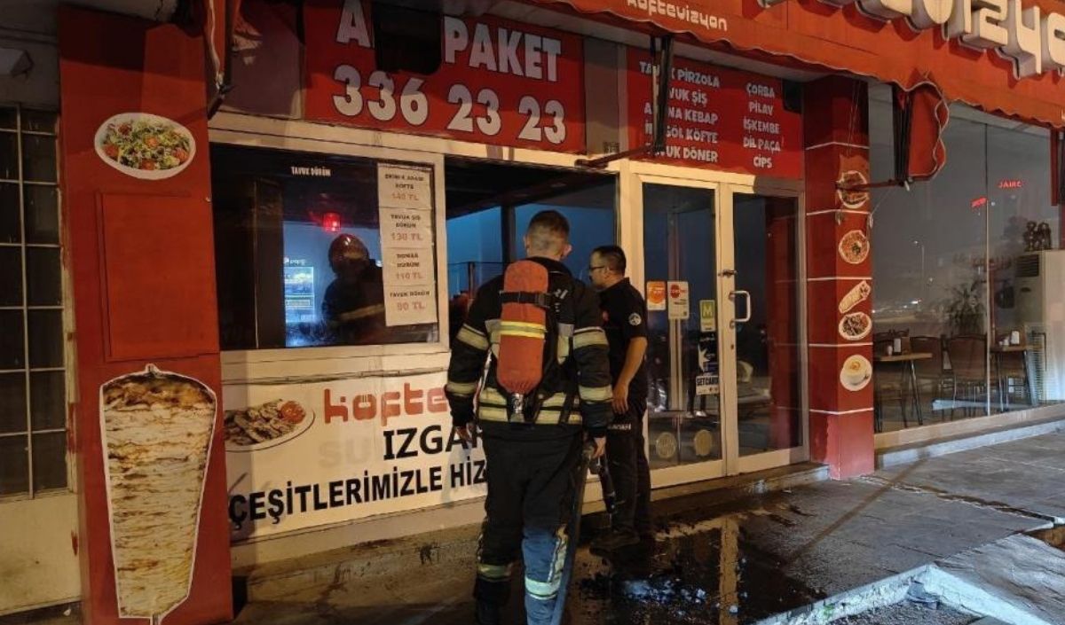 Kayseri’nin Kocasinan Ilçesinde Bir Iş Yerinde Ocakta Unutulan Köz, Kısa Sürede Yangına Dönüştü. İtfaiye Ekiplerinin Hızlı Müdahalesi Sayesinde Alevler Büyümeden Kontrol Altına Alındı (1)