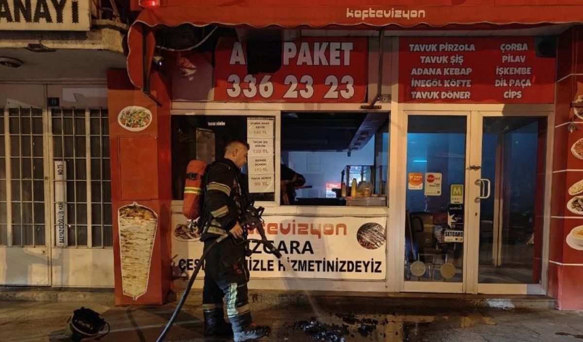 Kayseri’nin Kocasinan Ilçesinde Bir Iş Yerinde Ocakta Unutulan Köz, Kısa Sürede Yangına Dönüştü. İtfaiye Ekiplerinin Hızlı Müdahalesi Sayesinde Alevler Büyümeden Kontrol Altına Alındı (3)
