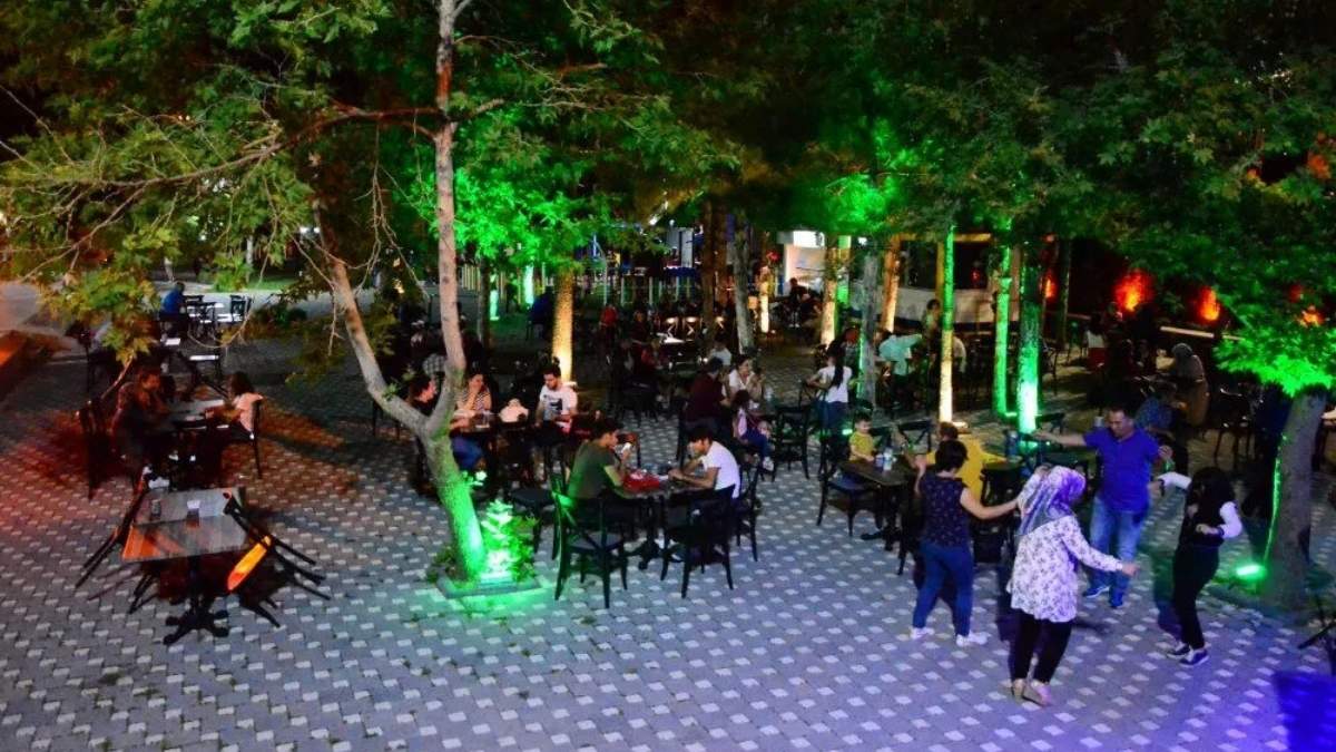 Kayseri’nin O Ilçesinde Yaz Akşamları Canlı Müzikle Renkleniyor (1)