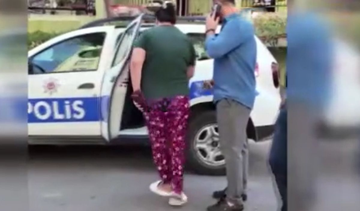 Kızını Bıçakla Kovaladı