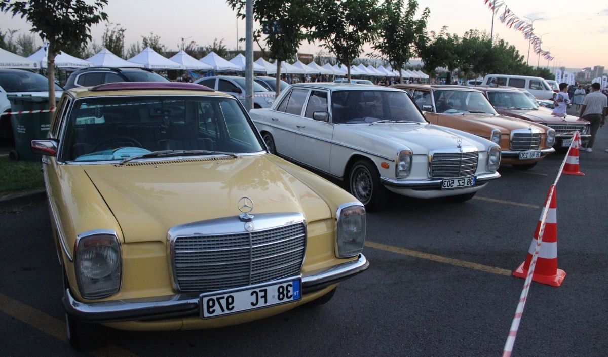 Klasik Otomobiller Sahne Aldı (3)