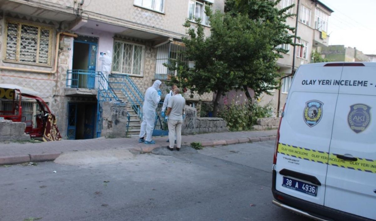 Komşuların Koku Şikayeti Sonrası Evde Cansız Beden Bulundu (2)
