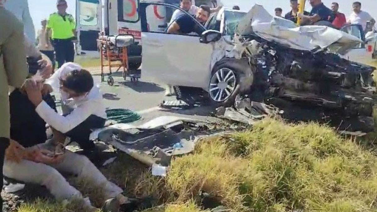 Lüks Araçların Hurdaya Döndüğü Kazada 3 Kişi Yaralandı! (3)