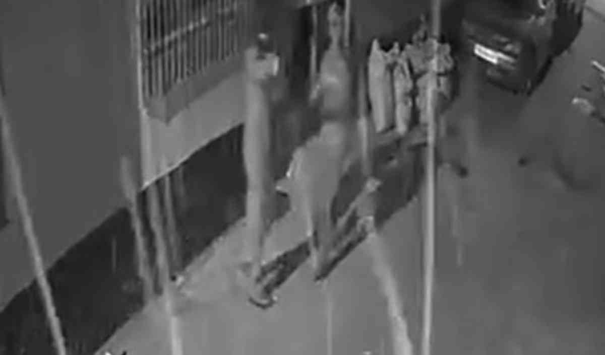 Maskeli Saldırganlar Eve Ateş Açıp O Anları Kayda Aldı (2)