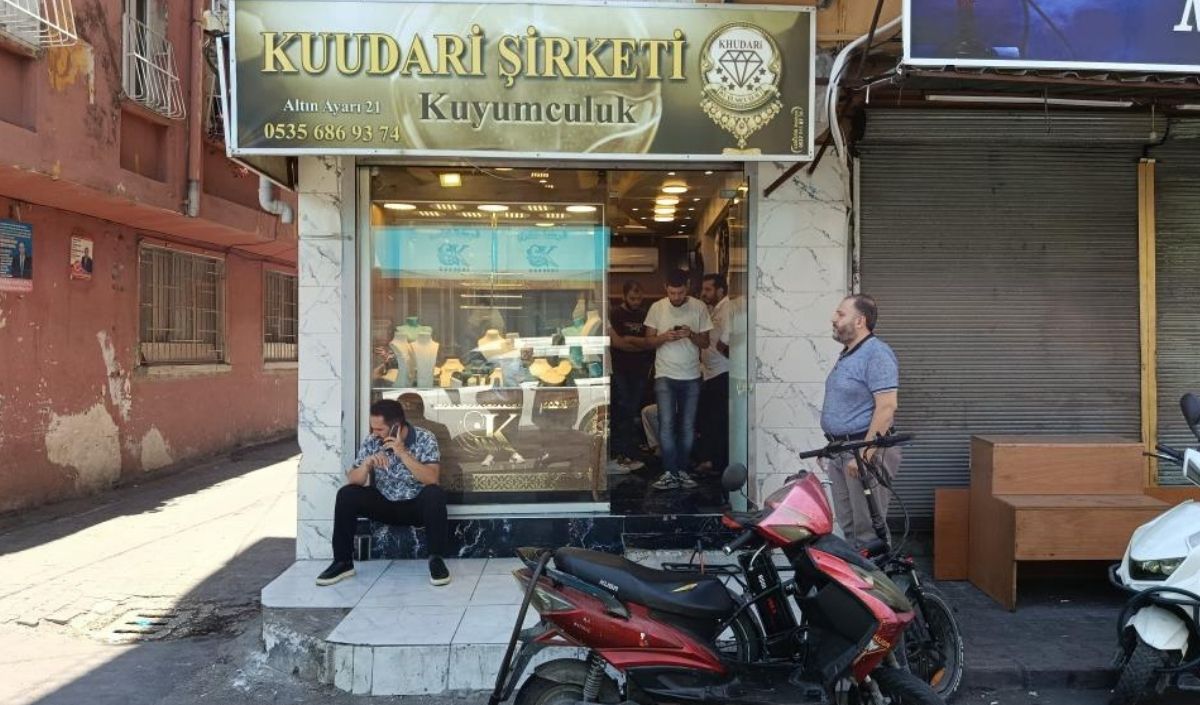 Motosikletli Soyguncular Dehşet Saçtı Kuyumcuda 2 Çalışan Vurup, 1 Kilo Altın Çaldılar (2)