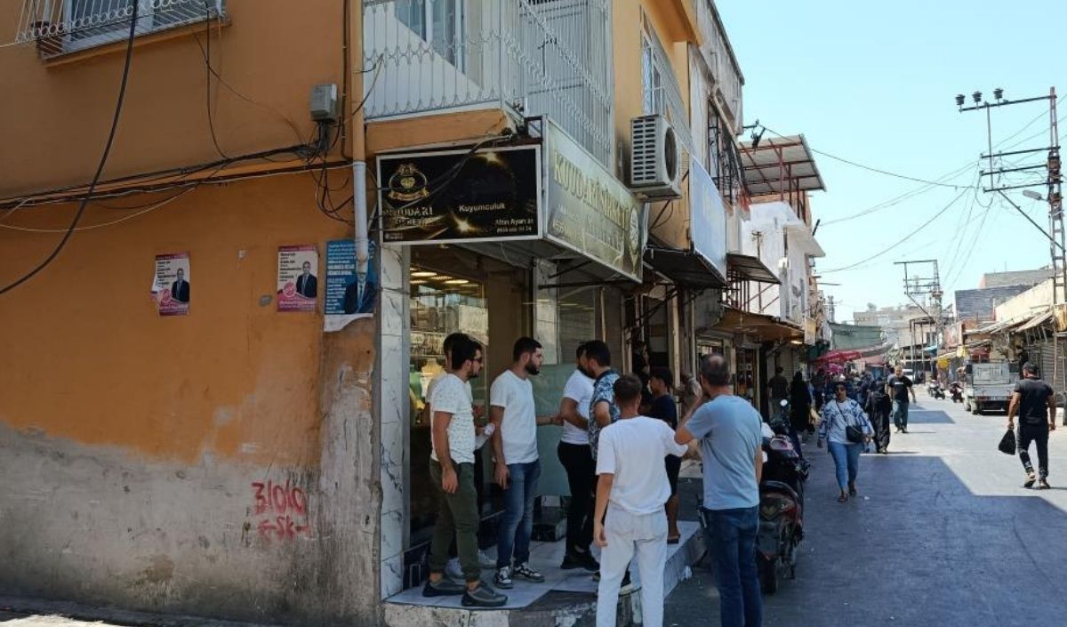 Motosikletli Soyguncular Dehşet Saçtı Kuyumcuda 2 Çalışan Vurup, 1 Kilo Altın Çaldılar (3)