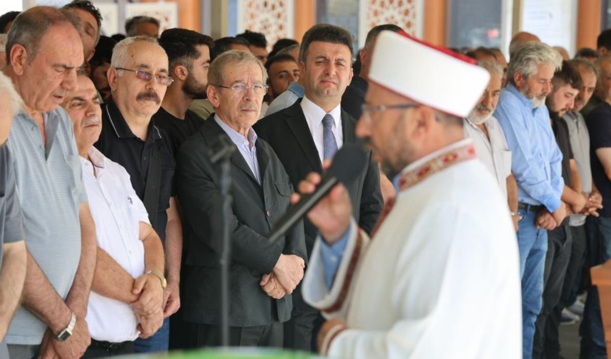 Eski Başbakan Yardımcısı ağabeyi Ragıp Şener’i