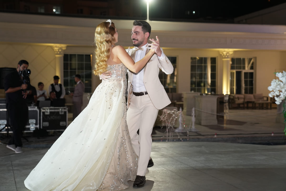 Özel Dans ve Unutulmaz Kareler
Genç çift, törene özel hazırladıkları dans koreografisiyle ilk danslarını gerçekleştirdi. Bu romantik anlar, davetliler tarafından alkışlarla karşılandı. Dansın ardından nişan yüzükleri takıldı ve çift, sahneye çıkarak ikinci danslarını yaptı.
