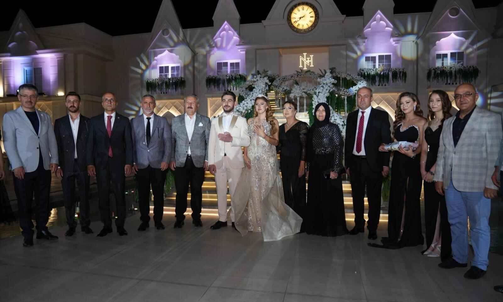 Nişan Törenine AK Parti Milletvekili Murat Cahit Cıngı, AK Parti Milletvekili Şaban Çopuroğlu, CHP Milletvekili Aşkın Genç, Melikgazi Belediye Başkanı Mustafa Palancıoğlu ve Talas Belediye Başkanı Mustafa Yalçın  İYİ Parti GİK Üyesi Kazım Yücel, Gazeteciler Cemiyeti Başkanı Metin Kösedağ, UND 2.Başkanı katıldı. Büyükşehir Belediye Başkanı Memduh Büyükkılıç ise telgraf göndererek çifti tebrik etti. 