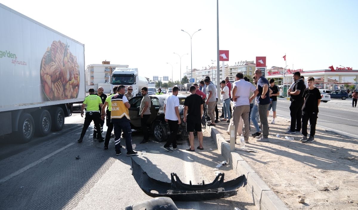 Otomobil Tıra Çarptı! 3 Yaralı (2)