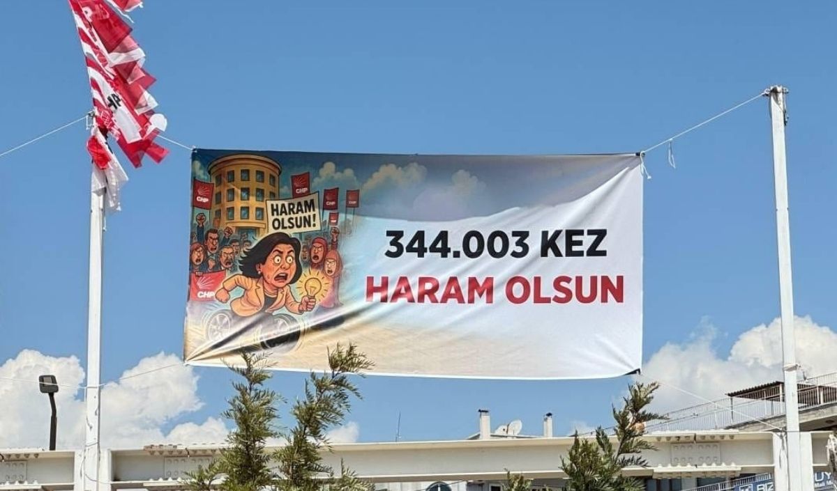 Pankart Chp Mitingine Çerçioğlu Pankartları Damga Vurdu! “Halktan Aldın, Saraya Sattın”