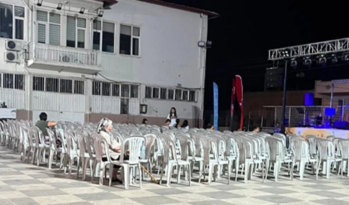 Parti Değişikliği Protestosu! Konser Boş Kaldı (2)