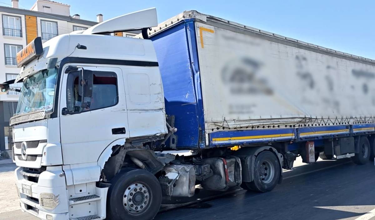 Tır Ile Karavan Çarpıştı 3 Kişi Yaralandı (1)