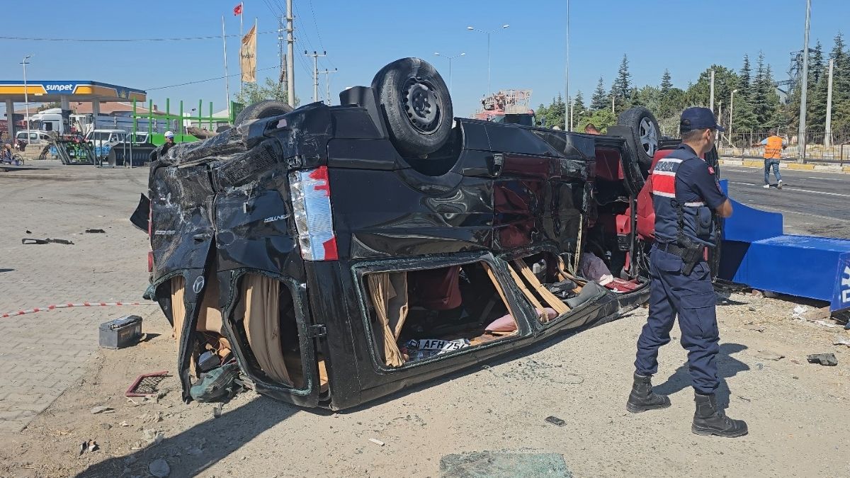 Tırın Çarptığı Bir Minibüs Takla Attı 3 Yaralı! (3)