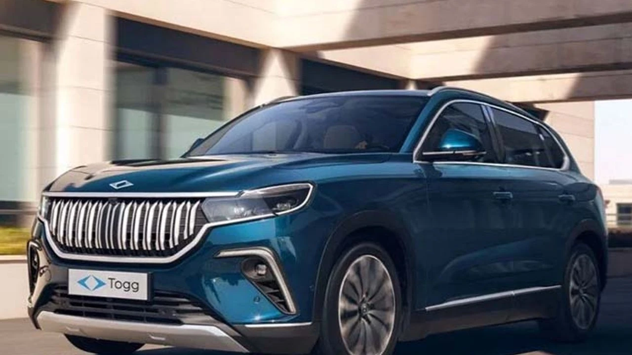Türkiye’nin yerli otomobili TOGG, kurulduğu günden bu yana farklı segmentlerde adım adım büyümeyi hedeflemişti. Önce C-SUV modeliyle yola çıktı, ardından sedan hazırlıkları başladı. Bugün gelinen noktada T10X büyük bir ilgiyle piyasada yerini aldı. Ancak şirketin yol haritasındaki en büyük sürpriz henüz gerçekleşmedi.