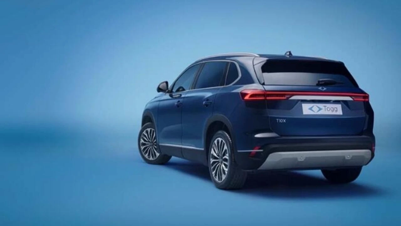 T10B ile Büyük Çıkış Bekleniyor
T10B, fiyatı sayesinde geniş kitlelere hitap edecek. B-SUV segmentindeki bu aracın 1 milyon TL’nin altında bir fiyatla satışa çıkacağı ifade ediliyor. Asgari ücretle geçinen vatandaşların bile ulaşabileceği bir seviyede tutulacak fiyat, otomotiv sektöründe dengeleri değiştirecek.