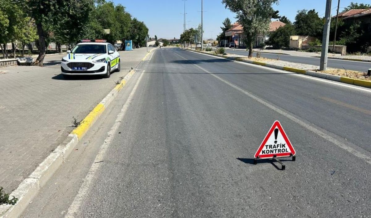 Tomarza’da Otomobilin Çarptığı Bisikletli Hayatını Kaybetti (2)