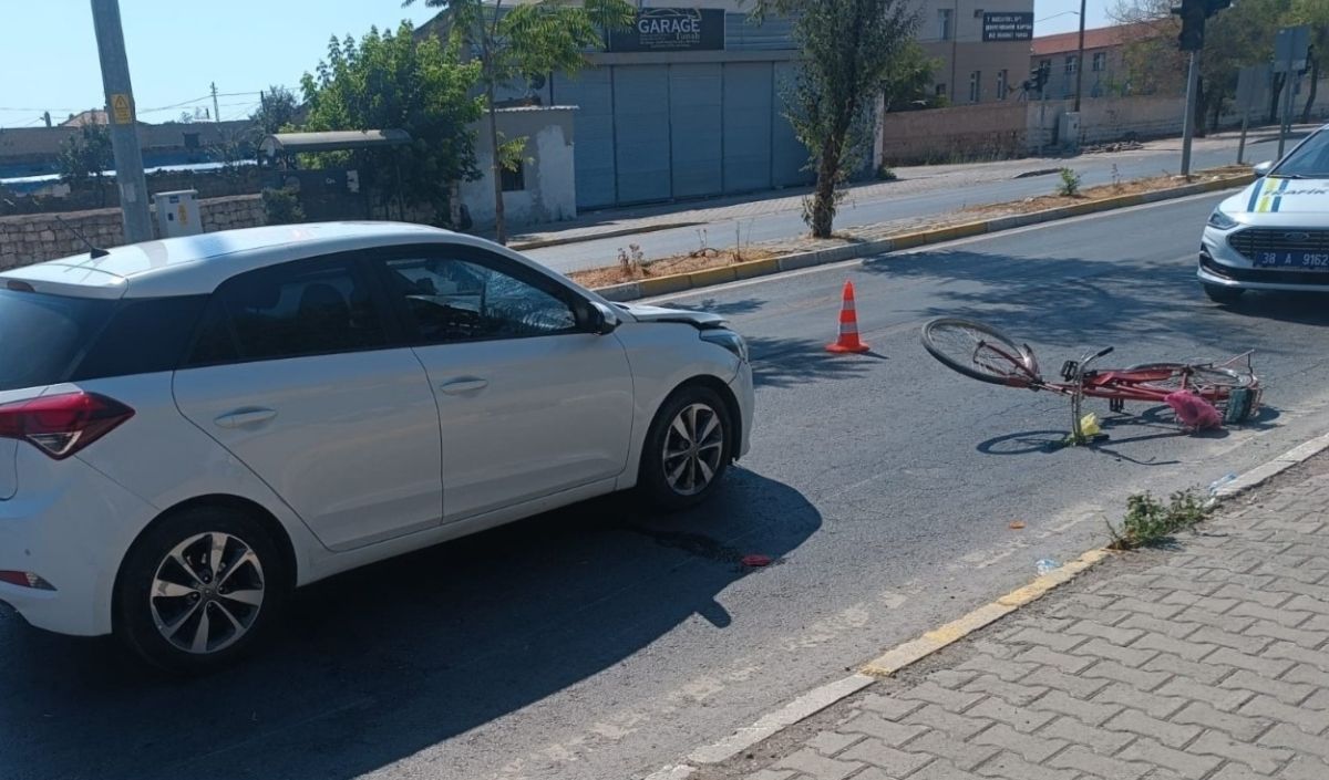 Tomarza’da Otomobilin Çarptığı Bisikletli Hayatını Kaybetti (3)