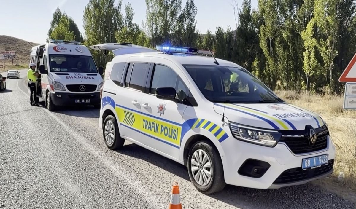 Virajı Alamayan Kamyonet Takla Attı! Baba Ve Oğlu Yaralandı (1)
