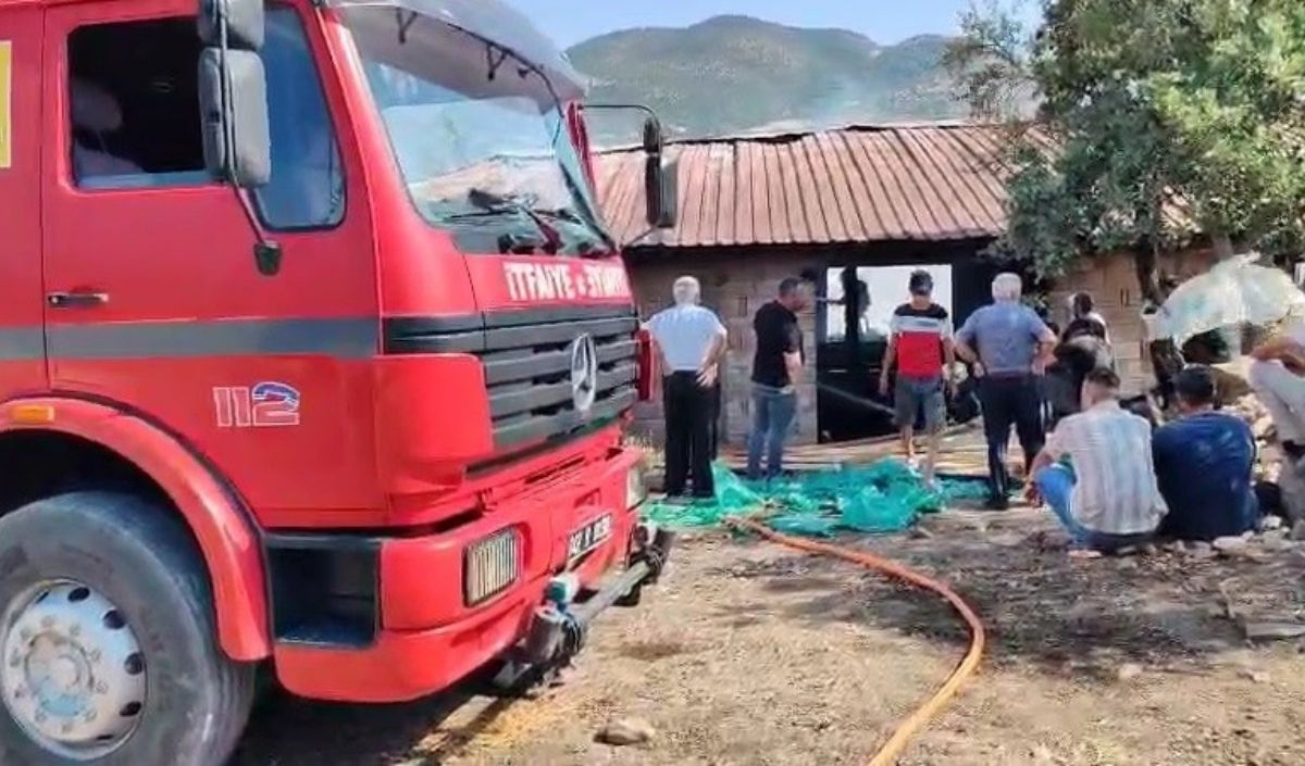 Yangın Faciası! 6 Büyükbaş Telef Olurken 10 Ton Saman Kül Oldu (2)