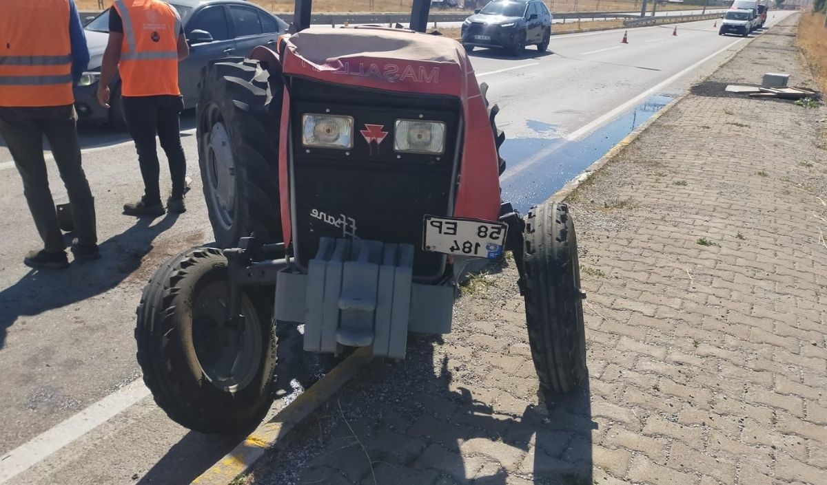 Yol Üzerinde Feci Çarpışma Otomobil Ile Traktör Kazasında 3 Yaralı (2)