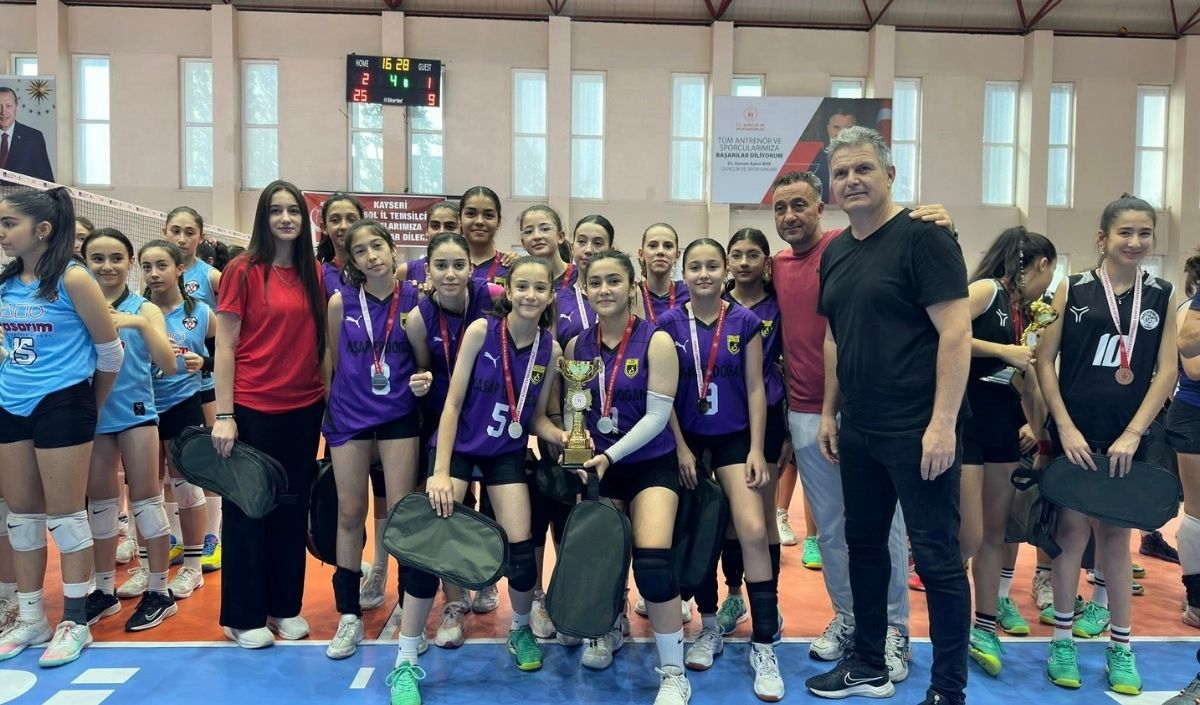 Zafer Bayramı’na Özel Voleybol Turnuvası Sona Erdi! Madalyalar Sahiplerini Buldu (2)