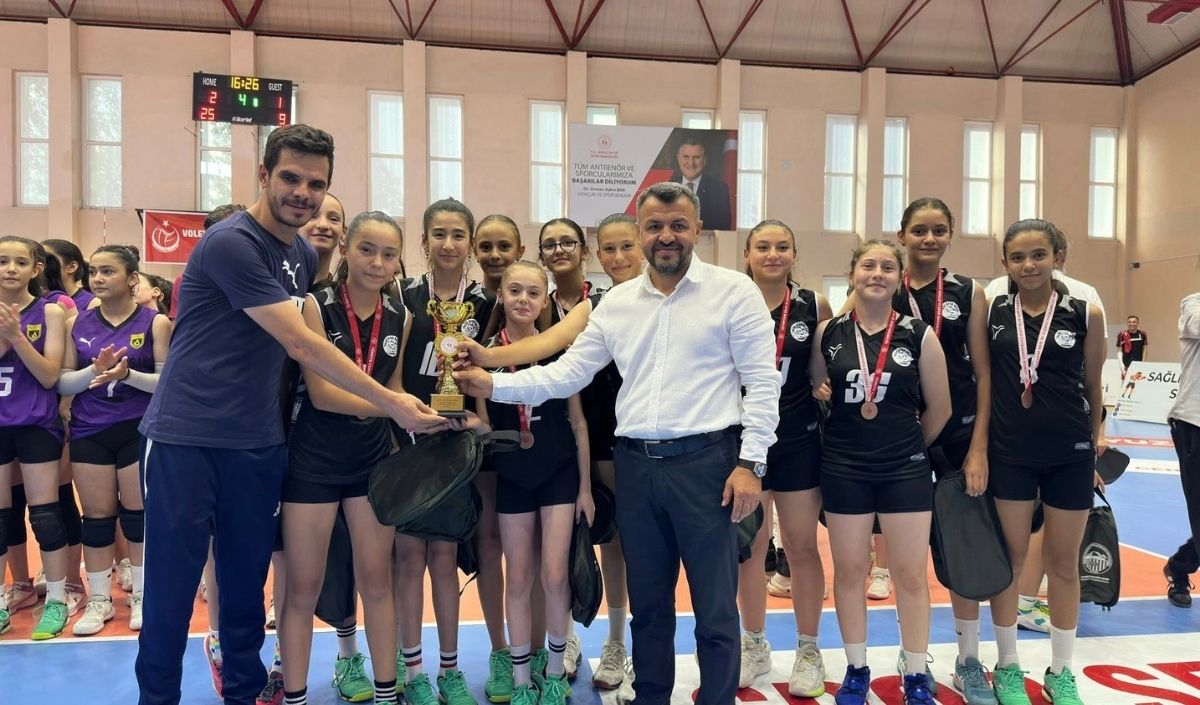 Zafer Bayramı’na Özel Voleybol Turnuvası Sona Erdi! Madalyalar Sahiplerini Buldu (3)