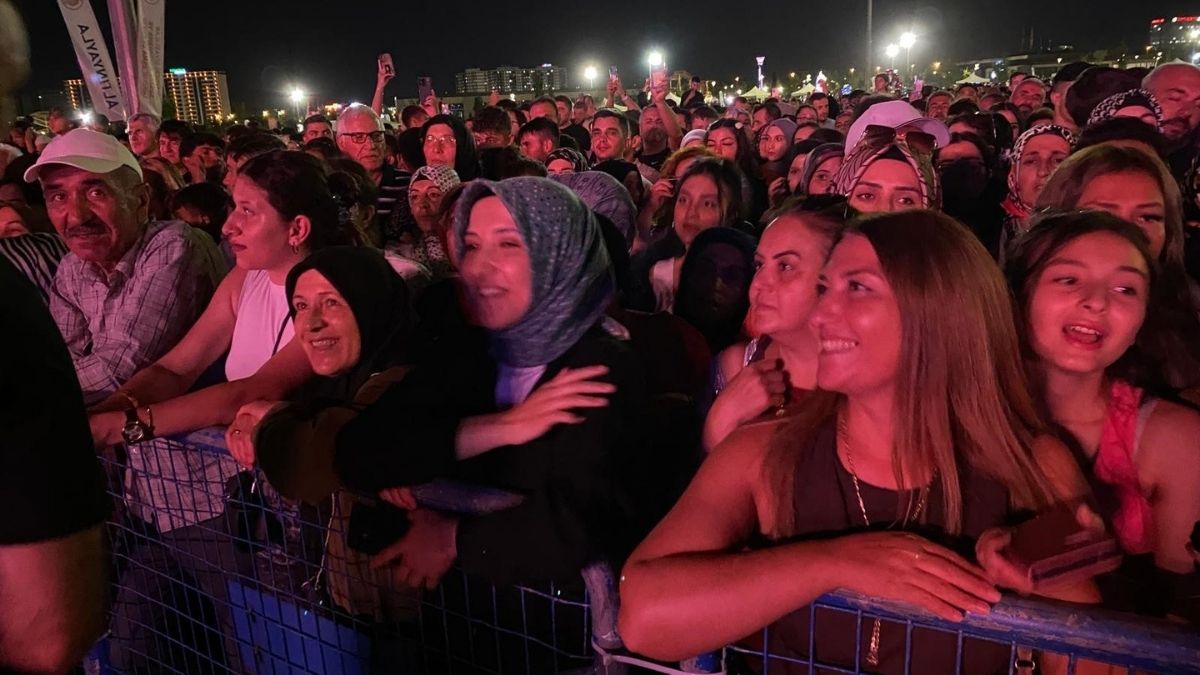 Zara Konser (1)
