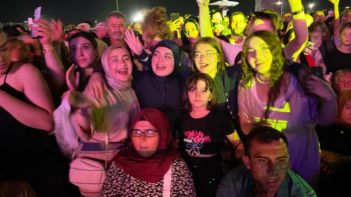 Zara Konser (2)