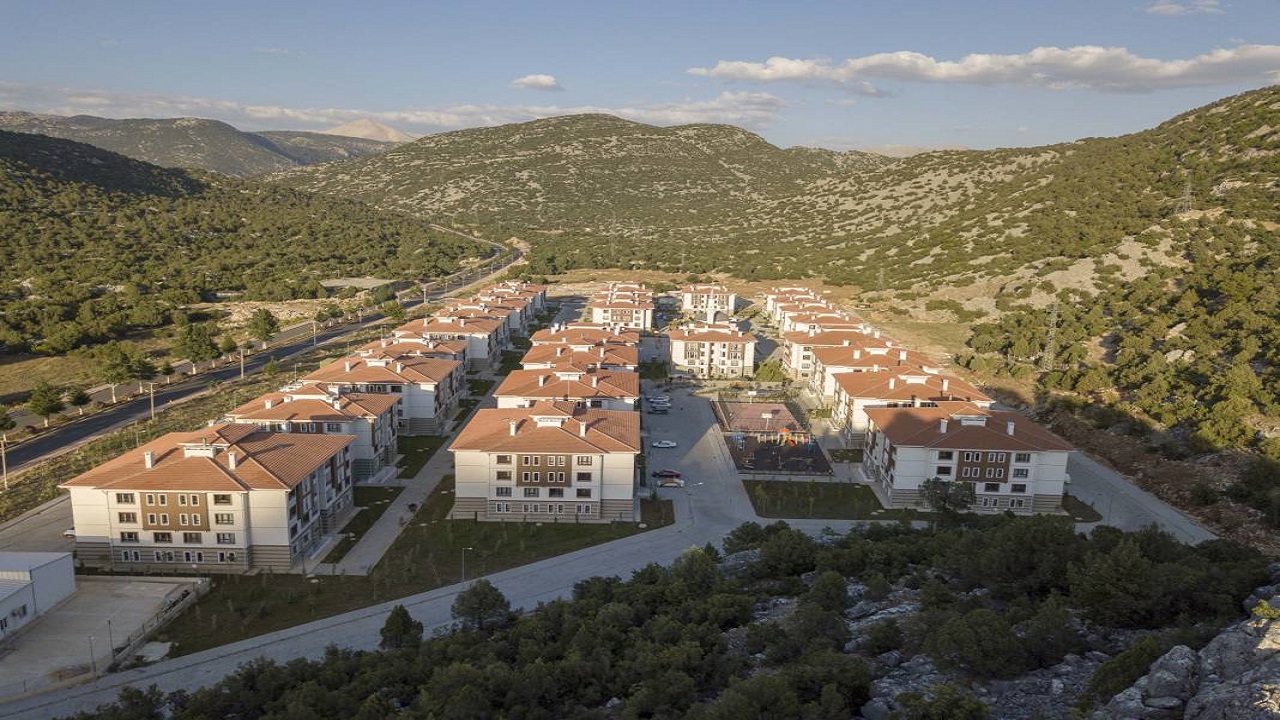 Depremin ardından büyük yıkım yaşayan Hatay, yeniden yaşamın merkezi haline geliyor. Şehirde inşaatlar hız kesmeden devam ederken, sokaklarda yükselen yeni konutlar umutları tazeliyor. Hatay genelinde şu ana kadar yaklaşık 350 bin kişi yeni evlerine taşındı. Yetkililer, yıl sonuna kadar toplam 153 bin konutun teslim edileceğini ve konteyner kentlerin tamamen kaldırılacağını açıkladı.