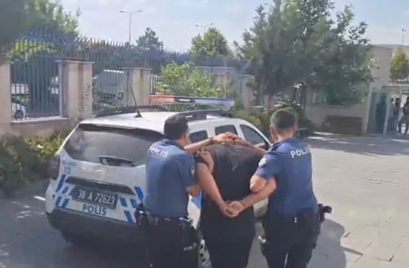 20 Yaşındaki Bıçaklı Şüpheli Yakalandı