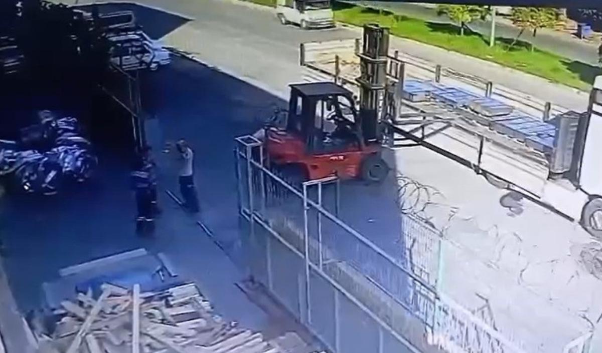 Adana’da 16 Yaşındaki Bir Genç, Bisikletiyle Ilerlerken Park Halindeki Forkliftin Çatalına Çarptıı (1)
