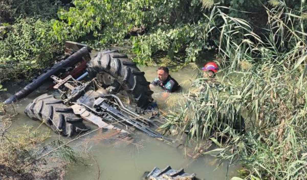 Adana’nın Yüreğir Ilçesinde Meydana Gelen Feci Kazada, Sulama Kanalına Devrilen Traktörün Sürücüsü Yaşamını Yitirdi (3)