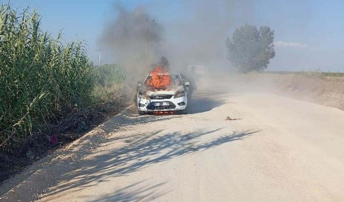 Adana’nın Yüreğir Ilçesinde Seyir Halindeki Bir Otomobilin Motor Kısmından Çıkan Yangın Kısa Sürede Tüm Aracı Sardı. (2)