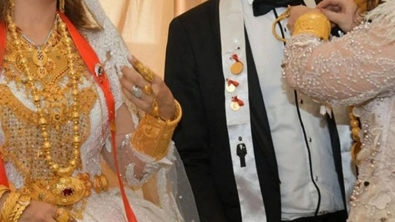 Sanayinin Gözden Uzak Kahramanı
Gümüşün hikayesi sadece takılar ve yatırımla sınırlı değil. Bu değerli metal, sanayinin birçok kolunda kritik bir rol oynuyor. Sahip olduğu üstün elektrik ve ısı iletkenliği, onu güneş panelleri ve elektrikli araçlar için vazgeçilmez kılıyor. Antibakteriyel yapısı sayesinde tıbbi cihazlarda, yansıtıcılığı ile de savunma sanayinde kullanılan gümüş, modern teknolojinin temel taşlarından birini oluşturuyor. Ancak bu yaygın kullanım, bir endişeyi de beraberinde getiriyor. Mevcut gümüş rezervlerinin yaklaşık 25 yıllık bir ömrünün kaldığı tahmin ediliyor. Bu durum, gümüşün gelecekteki değerini daha da artırabilecek önemli bir faktör olarak öne çıkıyor.