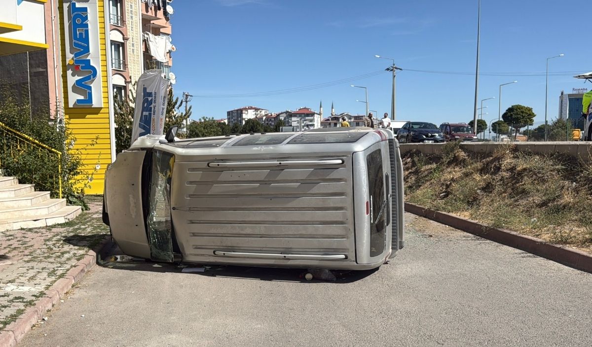 Araçlardan Biri Yoldan Çıkıp Devrild (1)