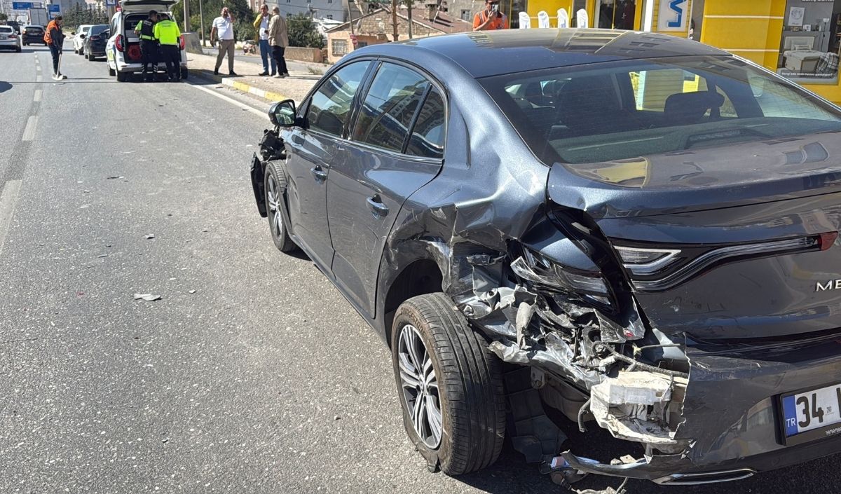 Araçlardan Biri Yoldan Çıkıp Devrild (2)